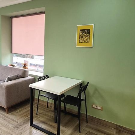2V1 - Sheshi Willson Lägenhet Tirana Exteriör bild